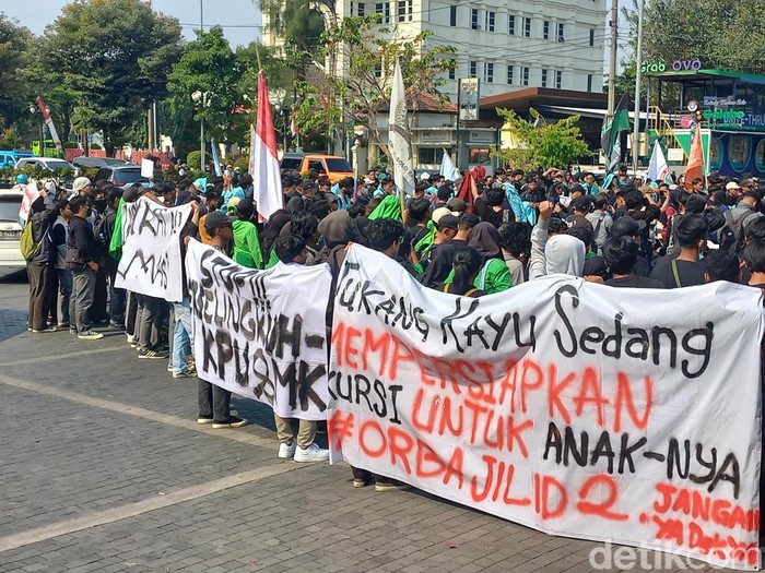 Demo bertajuk Pulangkan Jokowi di Balai Kota Solo, Kamis (22/8/2024).