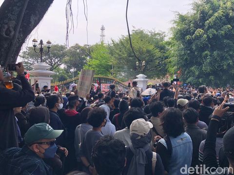 Suasana aksi massa penolak pengesahan revisi UU Pilkada di depan Gedung Agung Jogja, Kamis (22/8/2024).