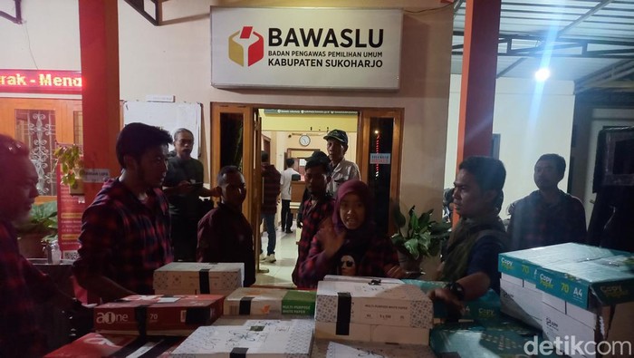 Bakal Pasangan Calon (Paslon) Bupati-Wakil Bupati Sukoharjo dari jalur independen, Tuntas Subagyo-Jayendra Dewa, saat menyerahkan berkas permohonan gugatan ke Bawaslu Sukoharjo, Rabu (21/8/2024).