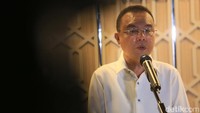 Iya putusan MK itu kan berlaku dan bersifat final and binding. Nah ketika kemudian ada undang-undang baru, tentunya kan undang-undang baru. Tapi kan undang-undang barunya nggak ada. Jadi kita tegaskan di sini putusan yang berlaku, yaitu putusan MK Nomor 60, Putusan MK Nomor 70, ujar Dasco dalam konferensi pers di kompleks parlemen, Senayan, Jakarta, Kamis (22/8/2024).  