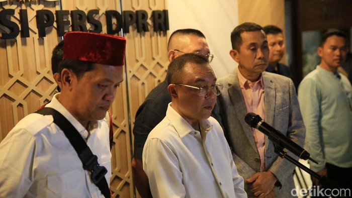 Pimpinan DPR Sufmi Dasco Ahmad menegaskan revisi UU Pilkada batal. Dia menyebut putusan yang berlaku adalah Putusan MK Nomor 60 dan Nomor 70.