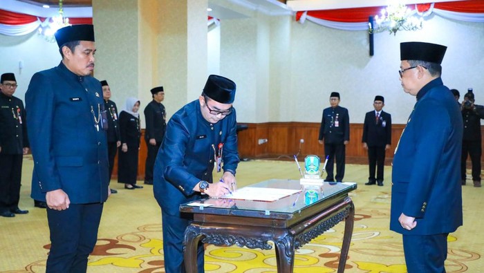 Pj Gubernur Jatim Adhy Karyono melantik 15 pejabat eselon II
