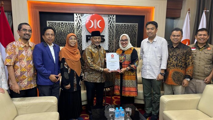 PKS serahkan B1KWK kepada pasangan Eti-Suhendrik untuk Pilwalkot Cirebon 2024