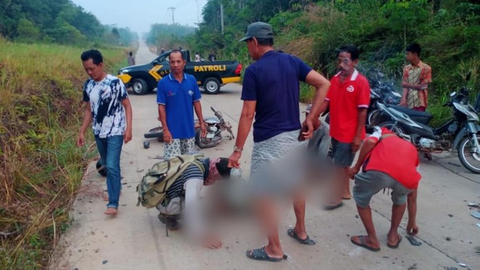 Polisi dan warga saat mengevakuasi korban laka di Musi Rawas.