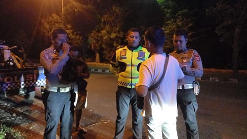 Polisi melakukan olah TKP terkait tewasnya mahasiswa asal Gaza, Palestina, setelah terlindas truk di Jalan Ahmad Yani, Kota Mataram, NTB, Rabu (21/8/2024). (Foto: Humas Polresta Mataram)