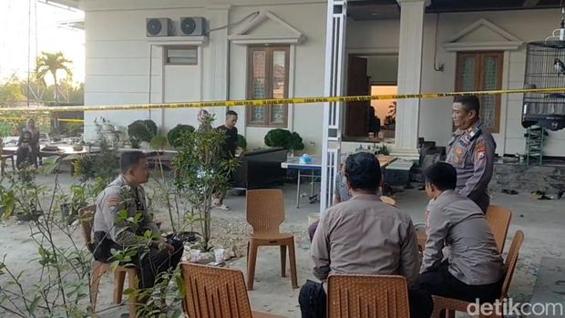 Polisi melakukan penyelidikan dan penjagaan rumah eks kades di Sampang yang diserang dan dirusak.