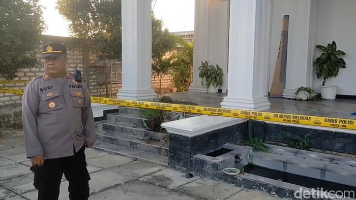 Polisi melakukan penyelidikan dan penjagaan rumah eks kades di Sampang yang diserang dan dirusak.