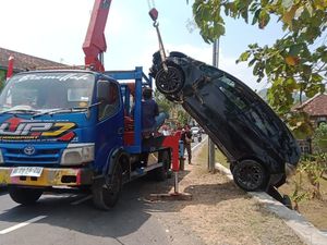 3 Fakta Jazz Masuk Parit di Patuk Gunungkidul-Sempat Ditinggal Sopirnya