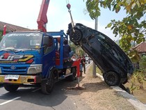 Mobil Jazz Misterius Masuk Parit di Patuk Gunungkidul, Sopirnya Dicari