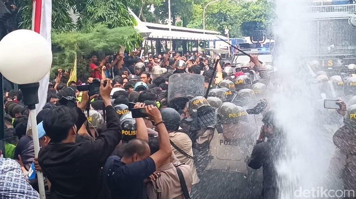 Polisi menembakkan water canon untuk membubarkan massa yang merangsek ke halaman DPRD Jateng, Kamis (22/8/2024).