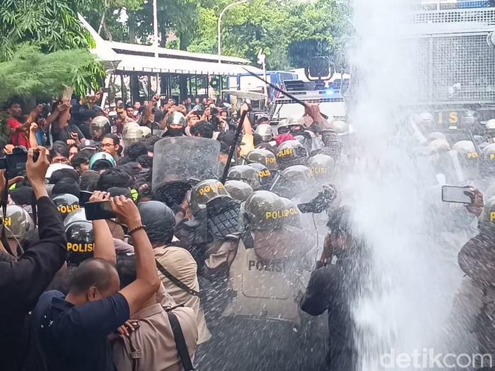 Polisi menembakkan water canon untuk membubarkan massa yang merangsek ke halaman DPRD Jateng, Kamis (22/8/2024).