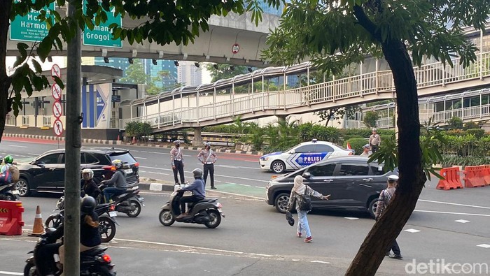 Penutupan Jalan Gatot Subroto di depan Polda Metro Akibatkan Pengalihan Arus Lalulintas ke Jalan Jenderal Sudirman