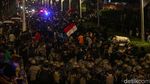 Polisi Bubarkan Massa Berbeda di Belakang DPR, Semprotkan Water Cannon