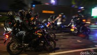 Polisi berusaha membubarkan pendemo yang beraksi di gerbang belakang atau Gerbang Pancasila Gedung MPR/DPR/DPD RI, Senayan, Jakarta Pusat (Jakpus).