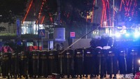 Pantauan detikcom, Kamis (22/8/2024), pukul 17.33 WIB, aparat tampak memajukan barisan mereka ke arah pendemo. Sementara pendemo, yakni mahasiswa, bertahan di barisannya.