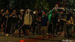 Polisi Bubarkan Massa Berbeda di Belakang DPR, Semprotkan Water Cannon