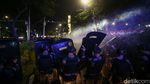 Polisi Bubarkan Massa Berbeda di Belakang DPR, Semprotkan Water Cannon