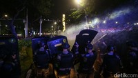 Tak lama, water cannon dilepas ke arah massa aksi.