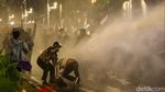 Polisi Bubarkan Massa Berbeda di Belakang DPR, Semprotkan Water Cannon