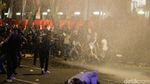 Polisi Bubarkan Massa Berbeda di Belakang DPR, Semprotkan Water Cannon