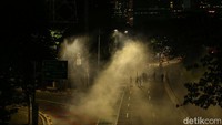 Polisi juga sempat menembakkan gas air mata.