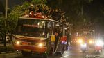 Polisi Bubarkan Massa Berbeda di Belakang DPR, Semprotkan Water Cannon