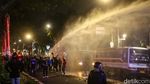 Polisi Bubarkan Massa Berbeda di Belakang DPR, Semprotkan Water Cannon