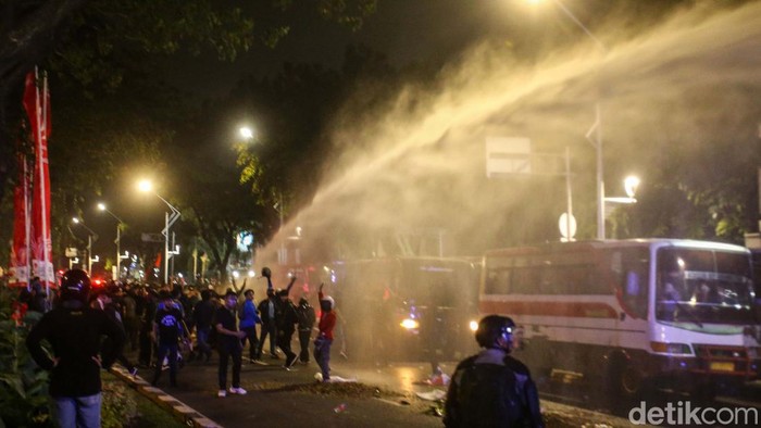 Polisi Semprotkan Water Cannon, Pukul Mundur Massa Massa aksi mulai dipukul mundur polisi dari depan gedung DPR hingga jalan Gerbang Pemuda. Polisi menembakkan gas air mata dan water cannon.