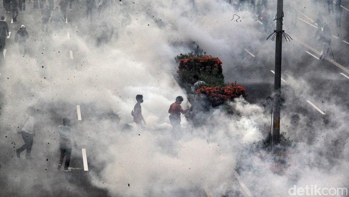 Polisi menembakan gas air mata ke pendemo yang menguasai Tol Dalam Kota. Begini potretnya.