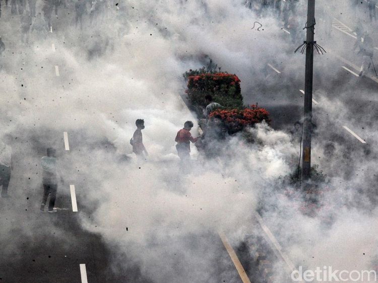 Polisi Tembakkan Gas Air Mata ke Demonstran yang Blokade Tol Dalkot