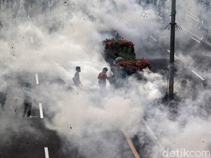 Apakah Gas Air Mata Berbahaya? Ini Efek dan Cara Menghilangkan Perihnya
