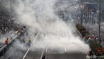 Polisi Tembakkan Gas Air Mata ke Demonstran yang Blokade Tol Dalkot