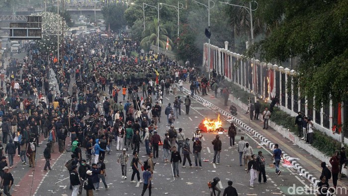 Polisi menembakan gas air mata ke pendemo yang menguasai Tol Dalam Kota. Begini potretnya.