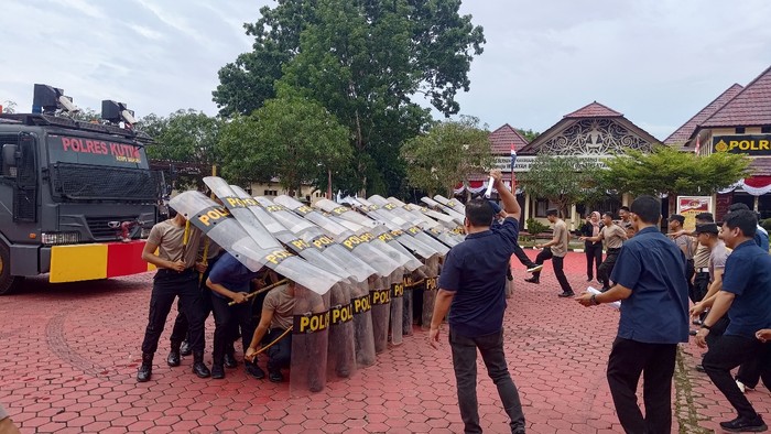 Polres Kutai Timur Polda Kalimantan Timur melakukan latihan gladi Sistem Pengamanan Kota (Sispamkota) untuk menciptakan Pilkada 2024 yang damai, aman, dan kondusif