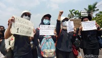 Para mahasiswa ini meluapkan kegelisahan mereka dalam bentuk poster.