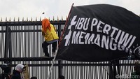 Pantauan detikcom, Kamis (22/8/2024), 14.34 WIB masa aksi yang terdiri atas sejumlah mahasiswa ini terlihat memanjat pagar gedung DPR. Masa aksi juga tampak menggoyang-goyangkan pagar.