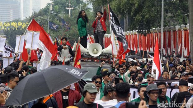 Mahasiswa dari berbagai kampus gelar aksi menolak revisi UU Pilkada di Gedung DPR Jakarta. Begini potretnya.