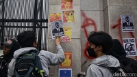 Mereka juga menempelkan beragam poster Jokowi di tembok pagar DPR.