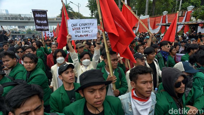 Mahasiswa dari berbagai kampus gelar aksi menolak revisi UU Pilkada di Gedung DPR Jakarta. Begini potretnya.