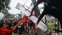 Salah satu bagian pagar gerbang DPR jebol.