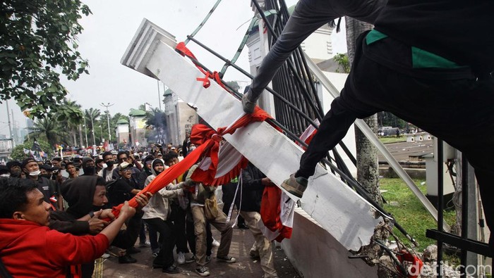 Demo mengawal putusan MK dan menolak revisi UU Pilkada di DPR diwarnai aksi bakar ban hingga lempar botol. Salah satu bagian pagar gerbang DPR jebol.