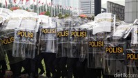 Polisi di lokasi langsung siaga. Polisi mencegah massa masuk ke halaman gedung DPR.