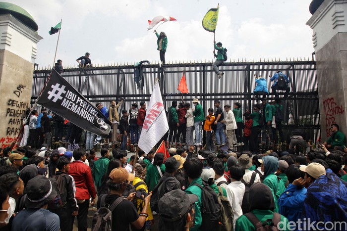 Potret Massa Jebol Pagar Gedung DPR Demo mengawal putusan MK dan menolak revisi UU Pilkada di DPR diwarnai aksi bakar ban hingga lempar botol. Salah satu bagian pagar gerbang DPR jebol.