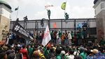 Potret Massa Aksi Jebol Pagar Gedung DPR