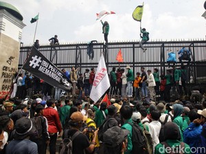 Lagu Iwan Fals Sampai Efek Rumah Kaca Bergema di Aksi Tolak RUU Pilkada