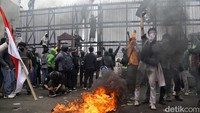 Demo mengawal putusan MK dan menolak revisi UU Pilkada di DPR diwarnai aksi bakar ban hingga lempar botol.