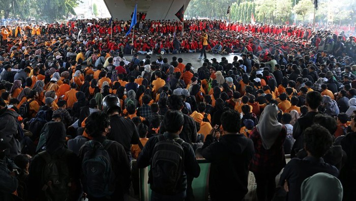 Potret Massa Tolak RUU Pilkada Duduki Gedung DPRD Sulsel Sejumlah mahasiswa memadati pelataran gedung DPRD Sulawesi Selatan saat melakukan aksi unjuk rasa di Makassar, Sulawesi Selatan, Kamis (22/8/2024). Aksi gabungan yang diikuti ribuan mahasiswa dari sejumlah universitas itu untuk menyuarakanpenolakan terhadap revisi Undang-Undang Pemilihan Kepala Daerah (UU Pilkada) yang dilakukan DPR RI sekaligus mengawal putusan Mahkamah Konstitusi (MK) terkait ambang batas dalam pilkada. ANTARA FOTO/Arnas Padda/Spt.