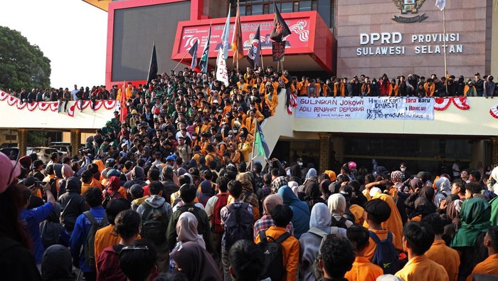 Sejumlah mahasiswa memadati pelataran gedung DPRD Sulawesi Selatan saat melakukan aksi unjuk rasa di Makassar, Sulawesi Selatan, Kamis (22/8/2024). Aksi gabungan yang diikuti ribuan mahasiswa dari sejumlah universitas itu untuk menyuarakanpenolakan terhadap revisi Undang-Undang Pemilihan Kepala Daerah (UU Pilkada) yang dilakukan DPR RI sekaligus mengawal putusan Mahkamah Konstitusi (MK) terkait ambang batas dalam pilkada. ANTARA FOTO/Arnas Padda/Spt.