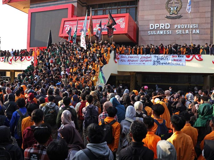 Potret Massa Tolak RUU Pilkada Duduki Gedung DPRD Sulsel