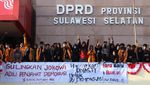 Potret Massa Tolak RUU Pilkada Duduki Gedung DPRD Sulsel
